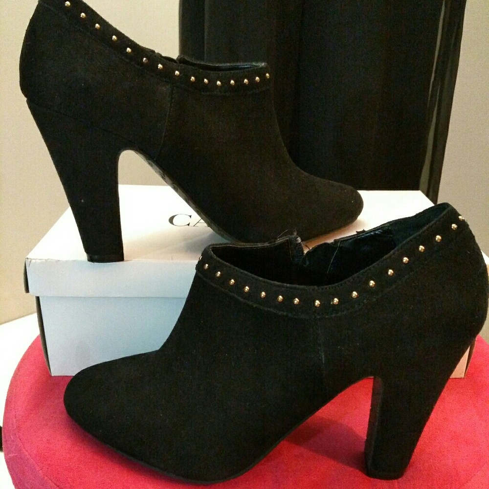 NWOT TAHARI suede ankle booties